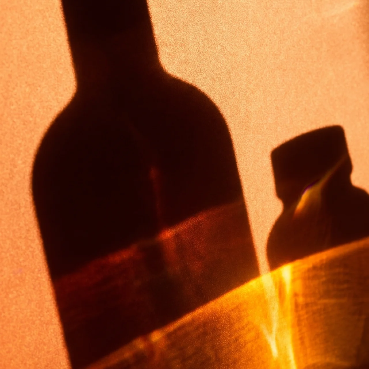 Intoxicating, shadowy allure.​